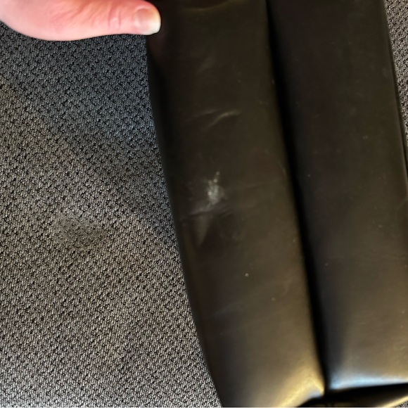 Medium Portland Leather Company crossbody - Picture 7 of 10